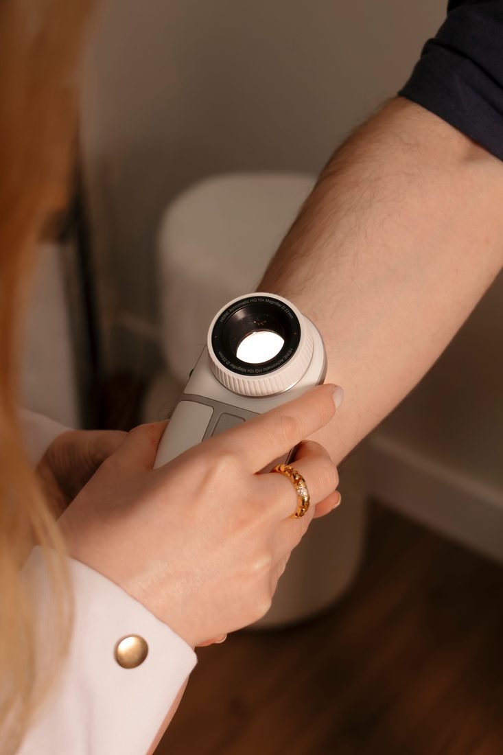 Exame dermatológico com dermatoscópio